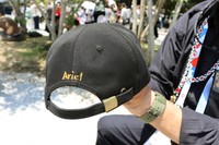 亡き友人のアリエルさんの名前を縫い付けた愛用の帽子
