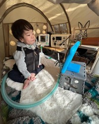 家の中でキャンプをする夢を見ていた＝00hamupi00さん提供
