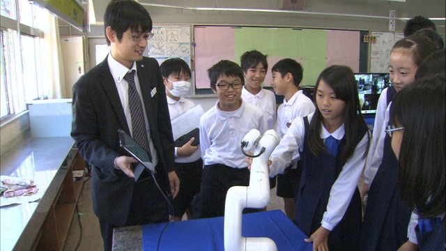 児童がロボットのプログラミングやスピード対決に挑戦！　「モノづくり」の仕事を学ぶ　岡山市