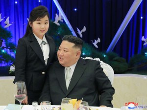 金正恩氏の娘めぐる動静報道、異例の5回目　中央に座る写真も…親ばか？深謀遠慮？