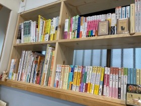 「猫を助けたい人が集える場所を」　本屋オープン、1500冊の猫本や猫グッズずらり