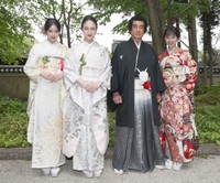 葵の庭でポーズを決める（左から）天翔天音、天翔愛、藤岡弘、、藤岡舞衣＝下鴨神社
