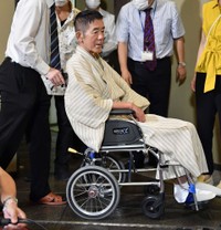 車いすで会見に登場する三遊亭円楽さん＝2022年
