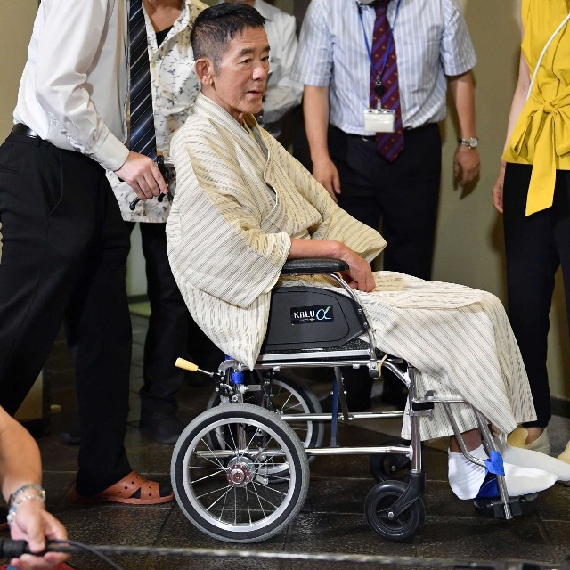 車いすで会見に登場する三遊亭円楽さん＝2022年