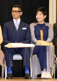 本木雅弘さんと妻の内田也哉子さん