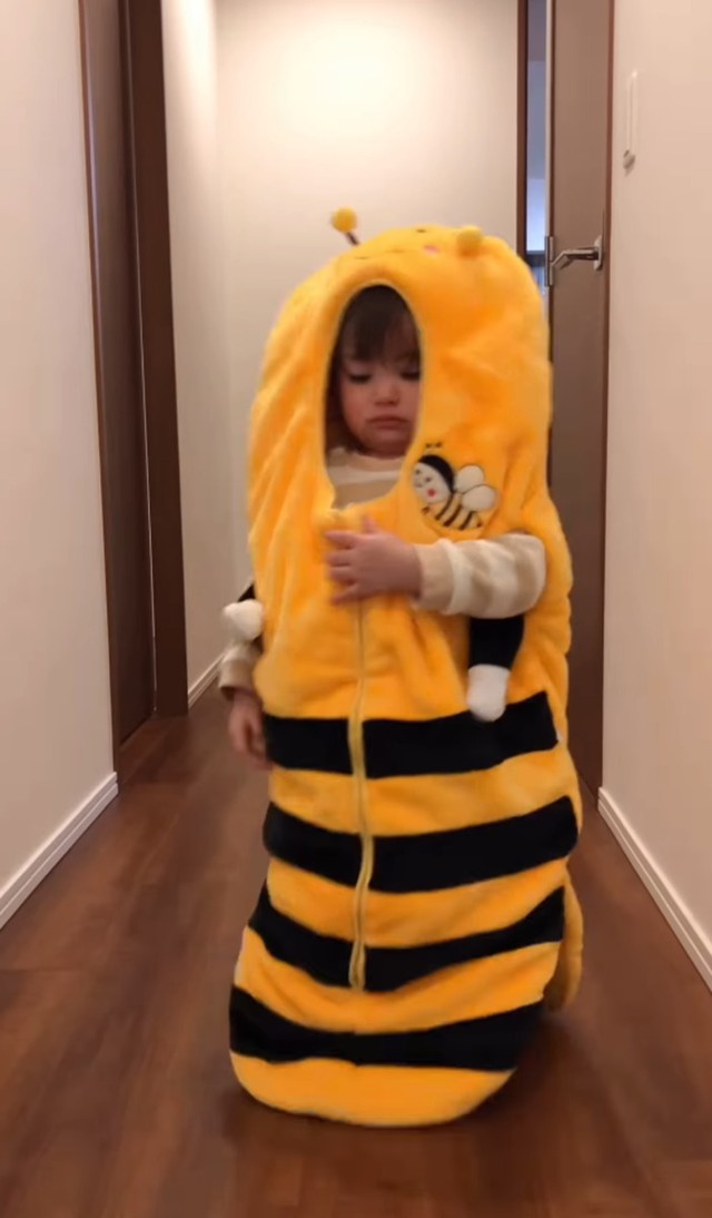 ミツバチの寝袋に身を包んだ娘さん（1歳）／投稿主提供