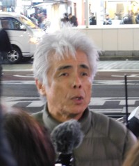 池袋の演説会場を訪れたうじきつよし＝池袋駅前