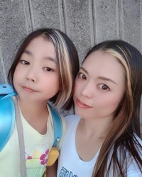 ちーちゃんとお揃いで前髪ブリーチにチャレンジしたこともあるママ。「お揃いだね」とうれしそうだったというちーちゃんと一緒に（提供：@mina_yoga_babyさん）