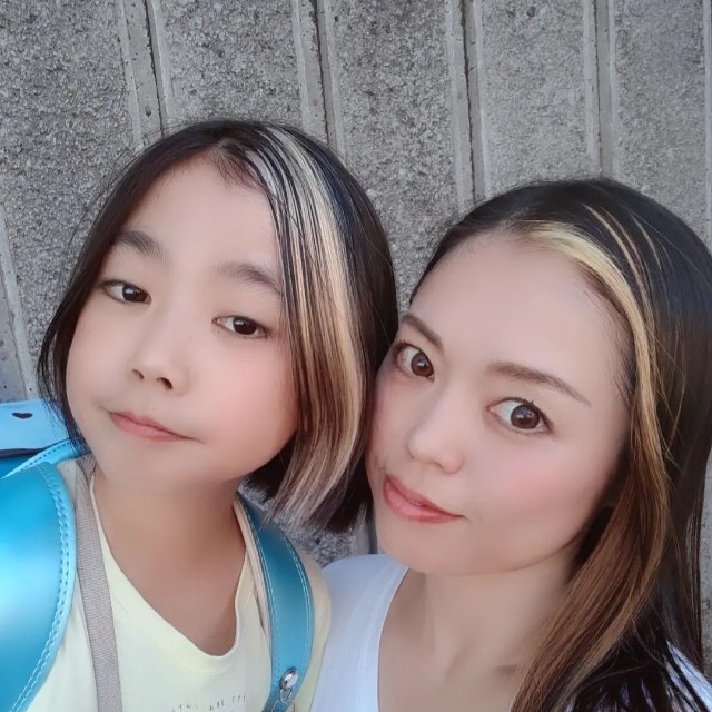 ちーちゃんとお揃いで前髪ブリーチにチャレンジしたこともあるママ。「お揃いだね」とうれしそうだったというちーちゃんと一緒に（提供：@mina_yoga_babyさん）