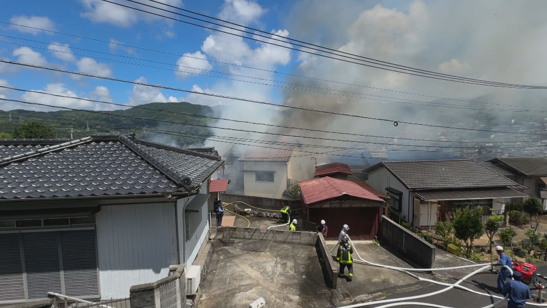 茶色っぽい煙が…｣佐世保市の住宅街で火災 2棟全焼 避難の際に1人がけ