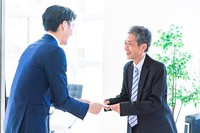 その名前で名刺を差し出すのは、何十年も先　※画像はイメージです（maroke/stock.adobe.com）