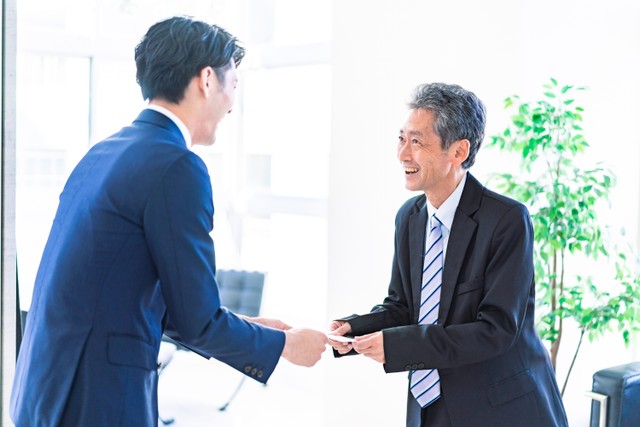 その名前で名刺を差し出すのは、何十年も先　※画像はイメージです（maroke/stock.adobe.com）