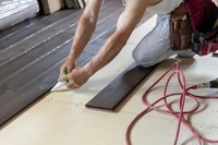 床貼りにはボンドが必須※画像はイメージです(kelly marken/stock.adobe.com)
