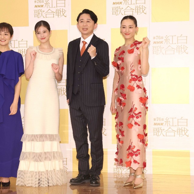 左から鈴木奈穂子アナウンサー、今田美桜、有吉弘行、綾瀬はるか(2025年12月30日）
