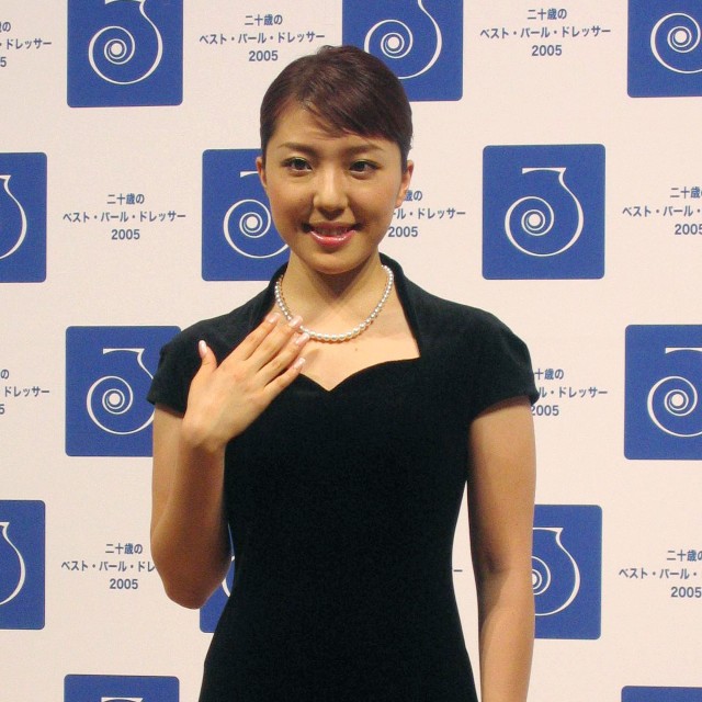 真珠の似合う新成人に選ばれた平原綾香=2004年