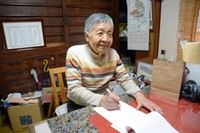 米国に住む息子へ手紙を送り続ける石束陽子さん（京都市東山区）
