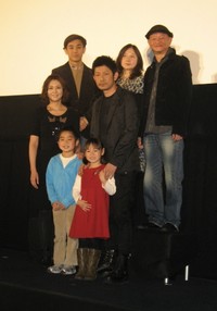 （前列左から）小泉今日子、矢部光祐、小西舞優、永瀬正敏、（後列左から）小林聖太郎監督、原作の西原理恵子氏、主題歌を担当した木村充揮＝2011年