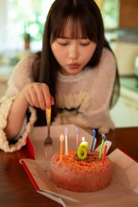 小野六花 デビュー6周年記念のPOD写真集『6'』（ロクダッシュ）