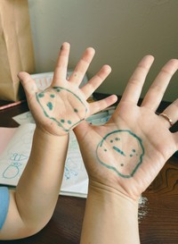 「息子と私の手にかいてくれた、すみっコぐらしのタピオカです」（提供：伊藤ぽんぽこさん）