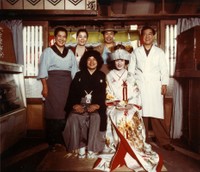 寅さんファミリー（後列左から）三崎千恵子さん、倍賞千恵子、渥美清さん、松村達雄さんに祝福され、巨匠撮影の１枚に収まった新婚当時の佐藤蛾次郎さん（前列左）と妻・和子さん（撮影・篠山紀信、佐藤蛾次郎さん提供）