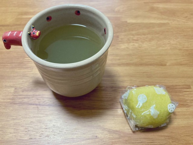 赤べこさんは「天然痘がはやった時、赤べこを持っていた子どもたちは不思議と症状が軽く済んだ、あるいは天然痘にかからなかったと言い伝えられており、今でも無病息災の縁起物として親しまれている」（同担当者）のだそう（画像提供／福島県観光物産交流協会）