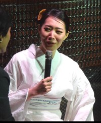 イベント中、すっぴんからメークを施される野寄覚令氏