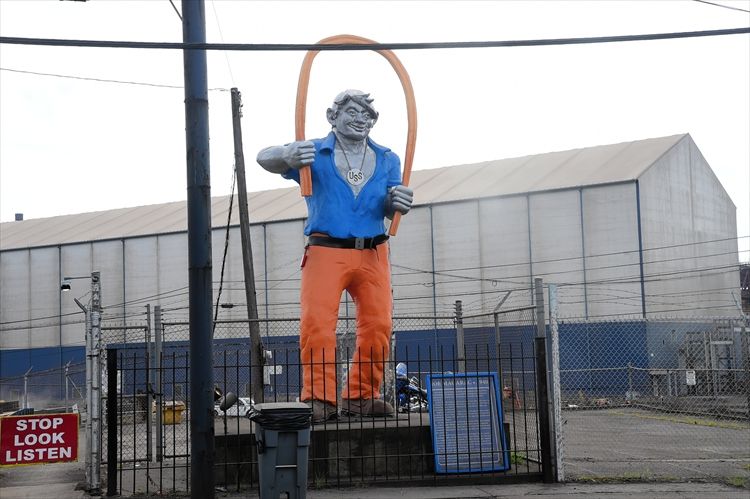 USスチールのエドガー・トムソン製鉄所の入り口には、素手で鉄の棒を曲げられたという伝説の鉄鋼労働者ジョー・マガラックの像がある=2025年9月15日、米ペンシルベニア州、榊原謙撮影