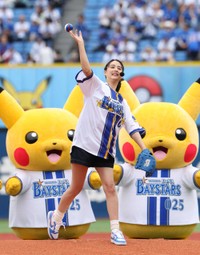 山本美月はピカチュウの応援を受けながらナイスピッチ