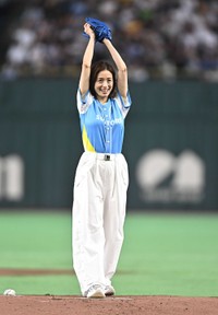 マウンドで振りかぶる上戸彩＝東京ドーム