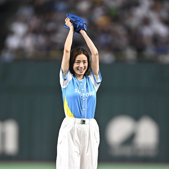 マウンドで振りかぶる上戸彩＝東京ドーム