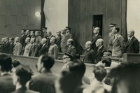 極東国際軍事裁判（東京裁判）で起立して判決を聞くA級戦犯の被告ら