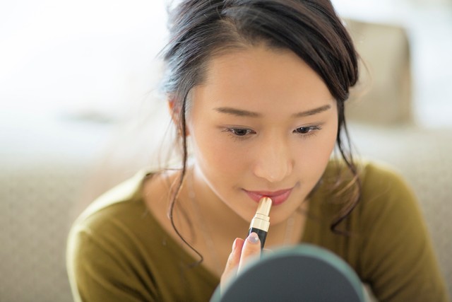 30代以下の約3割が「メイクに15分以上かけている」と回答　※画像はイメージです（japolia/stock.adobe.com）