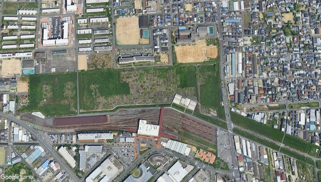 現在の八尾空港西側跡地　南側にある鉄道は大阪メトロ谷町線・八尾南駅　（Ｃ）Google