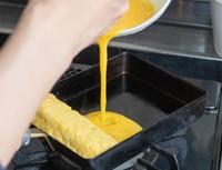 卵焼きのようにクルクルと巻いていけばOK！※画像はイメージです（aomas/stock.adobe.com）