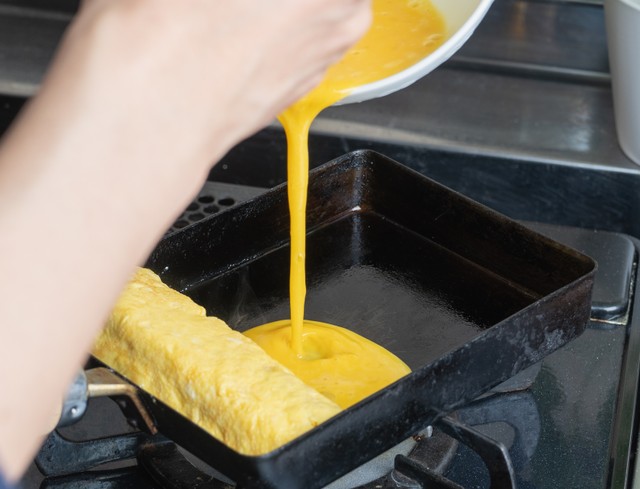 卵焼きのようにクルクルと巻いていけばOK！※画像はイメージです（aomas/stock.adobe.com）