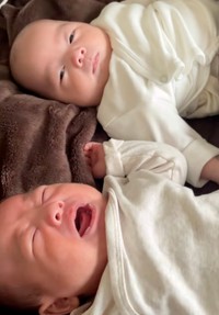 お兄ちゃんが泣いていても冷静な弟くん（提供：@maichi9487さん）
