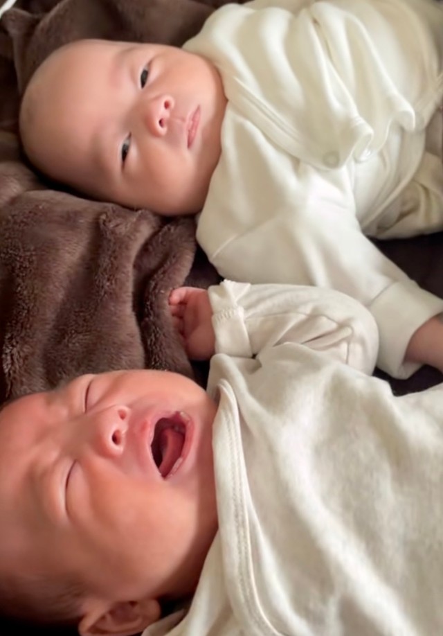 お兄ちゃんが泣いていても冷静な弟くん（提供：@maichi9487さん）
