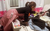 訪問した家の片付けに取りかかる江原朋美さん（本人提供）