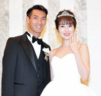 ドレス姿で笑顔で並ぶ槙野智章（左）と高梨臨＝2018年12月、東京都港区のザ・プリンスパークタワー東京