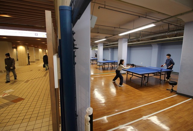 人が行き交う横に、全く別の空間が広がっている＝神戸市中央区、メトロ卓球場