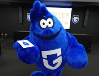 報道陣に特大名刺を手渡ししたモフレム