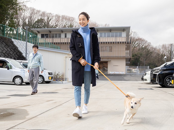 犬の散歩をする松島花さん