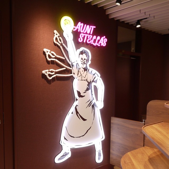 こちらが話題のLEDサイン＝ステラおばさんのクッキーしぶちか店（ダイカン提供）