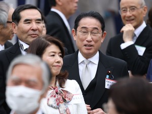 園遊会「○○夫人」名無しの名札廃止へ　「妻は夫の付属」扱いはドイツでも問題に