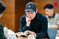 韓国ドラマ「野ネズミ」台本読み合わせに参加したソル・ギョング（出典：@NetflixKR）
