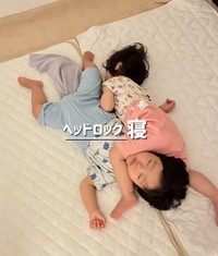 ママお気に入りの『ヘッドロック寝』（提供：@_reimi.twins_さん）