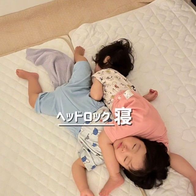 ママお気に入りの『ヘッドロック寝』（提供：@_reimi.twins_さん）