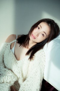 上戸彩さんの写真集『Midday Reverie（ミッドデイ・リヴァリー）』