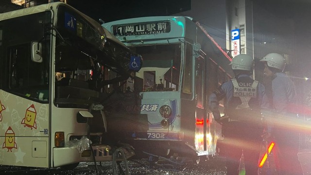 バスの前方は大破　路面電車と衝突　15日