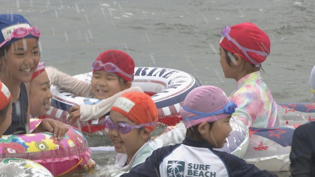 沙美海水浴場で海開き　一番乗りは地元の小学生「すごく楽しい」　8月23日まで開設　岡山・倉敷市